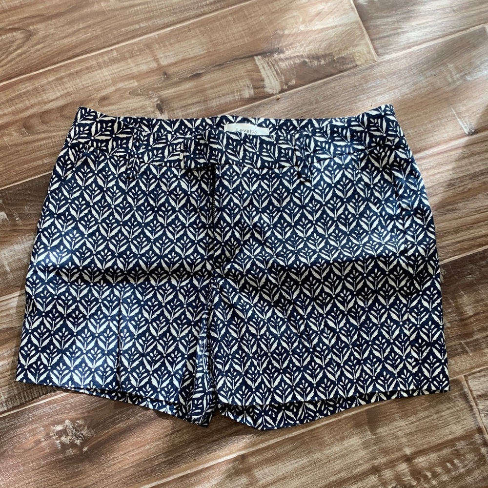 Level 99 Navy and White Patterned Women's Shorts size 28